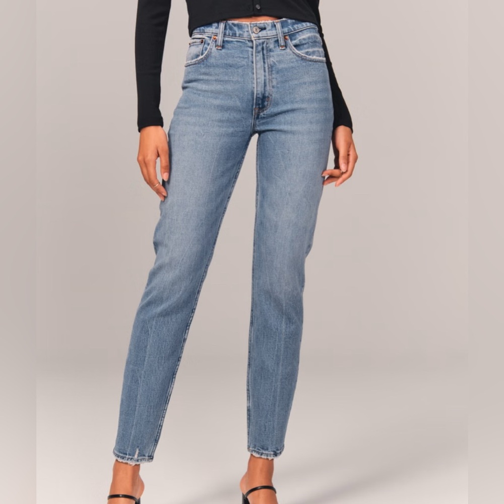 Abercrombie The Mom High Rise- Medium Wash- 29 LONG